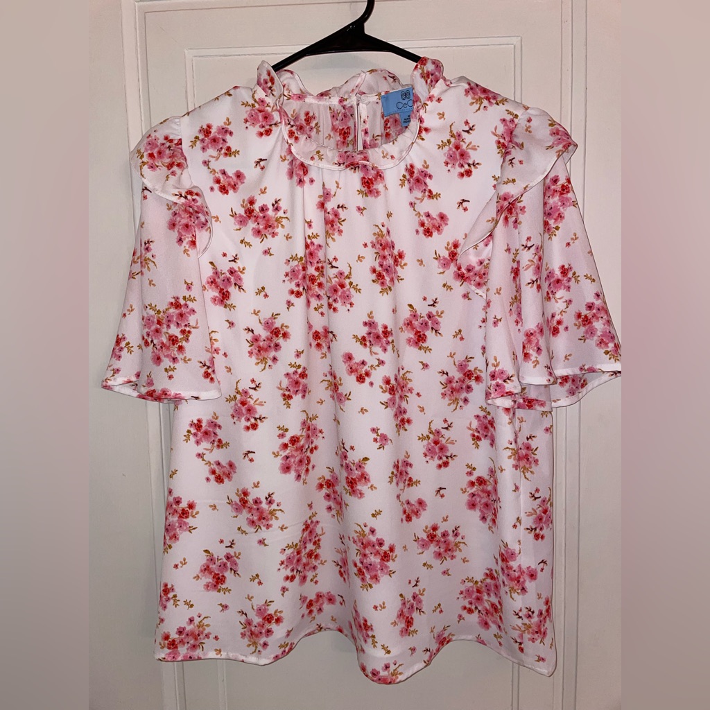 Cece Blouse With Short Bell Sleeve.